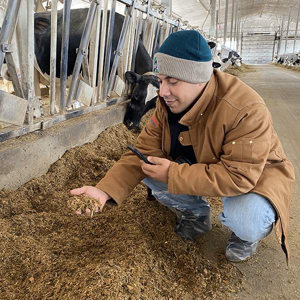 Felipe Padua de Santos s'est accroupi dans une grange pour examiner les aliments.
