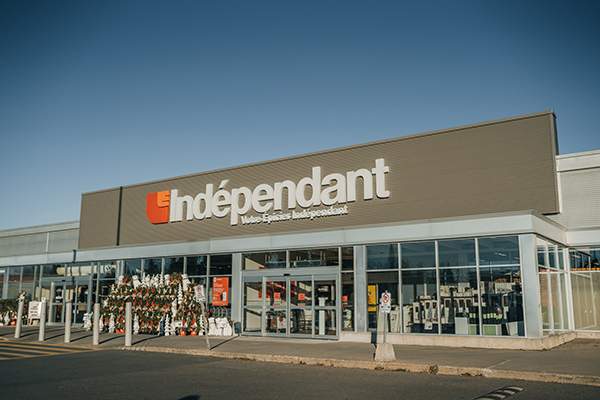 Vue extérieure du magasin Independent à Embrun, Ontario.