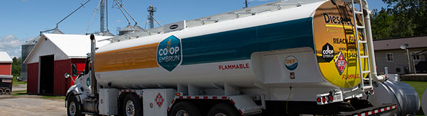 Un camion de livraison de diesel de Coop Embrun sur place, dans une ferme, pour effectuer une livraison.