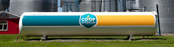 Un réservoir de propane en vrac de Coop Embrun sur place, dans une ferme.