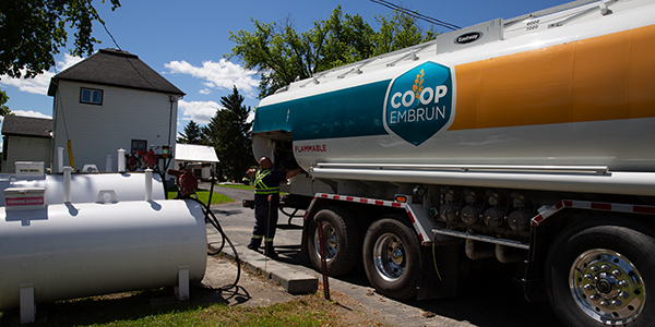 Un camion de livraison de diesel de Coop Embrun sur place, dans une ferme, pour effectuer une livraison.