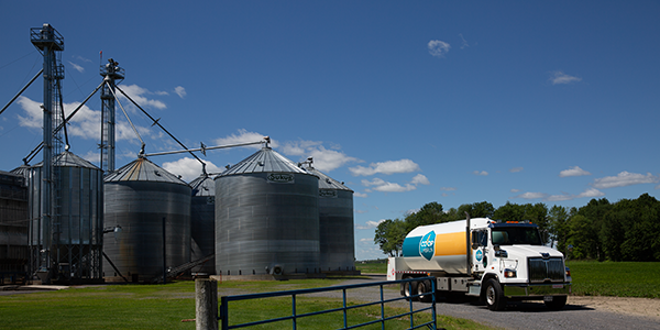 Un réservoir de propane en vrac de Coop Embrun sur place, dans une ferme.