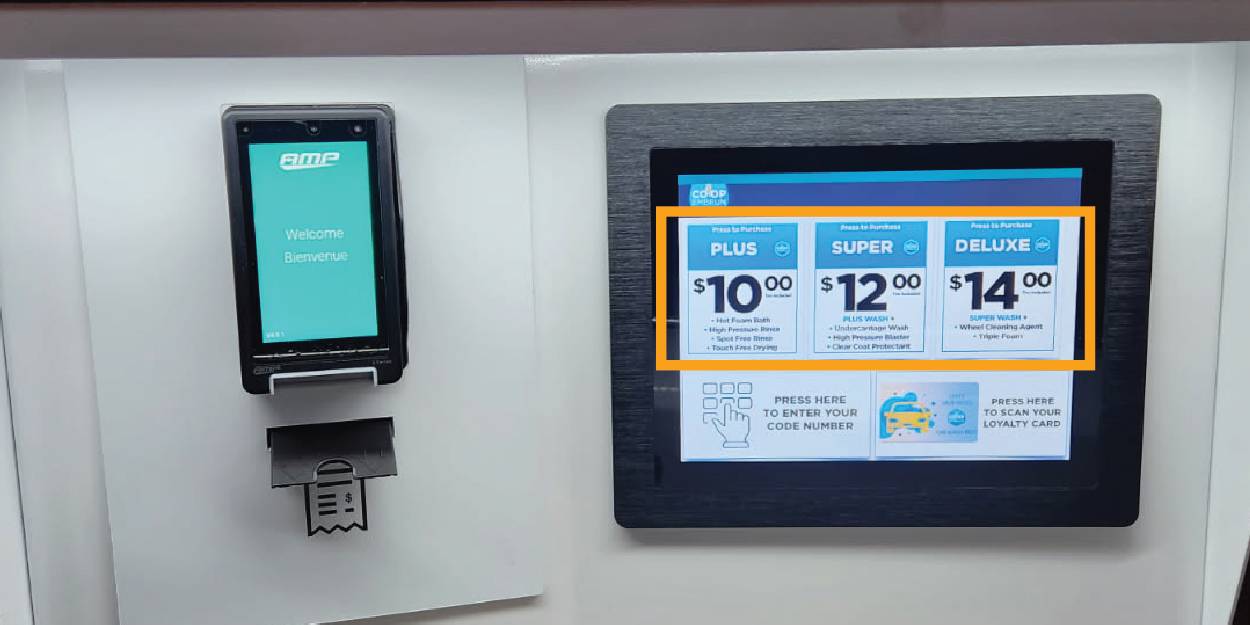 Photo extérieure du lave-auto prise sous un angle.