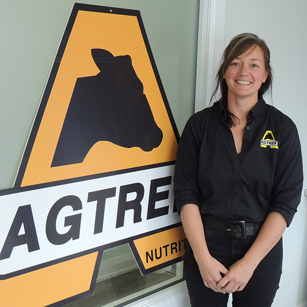 Jennifer Wubs debout à côté de sa camionnette Co-op Embrun faisant des visites à la ferme.